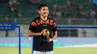 Pada kategori pemain muda terbaik, pemain Borneo FC, Fajar Fathur Rahman terpilih sebagai penerima penghargaan. Bek kanan berusia 22 tahun yang telah dipercaya membela timnas senior ini berhak atas trofi dan hadiah uang sebesar Rp100 juta. (Bola.com/Bagaskara Lazuardi)