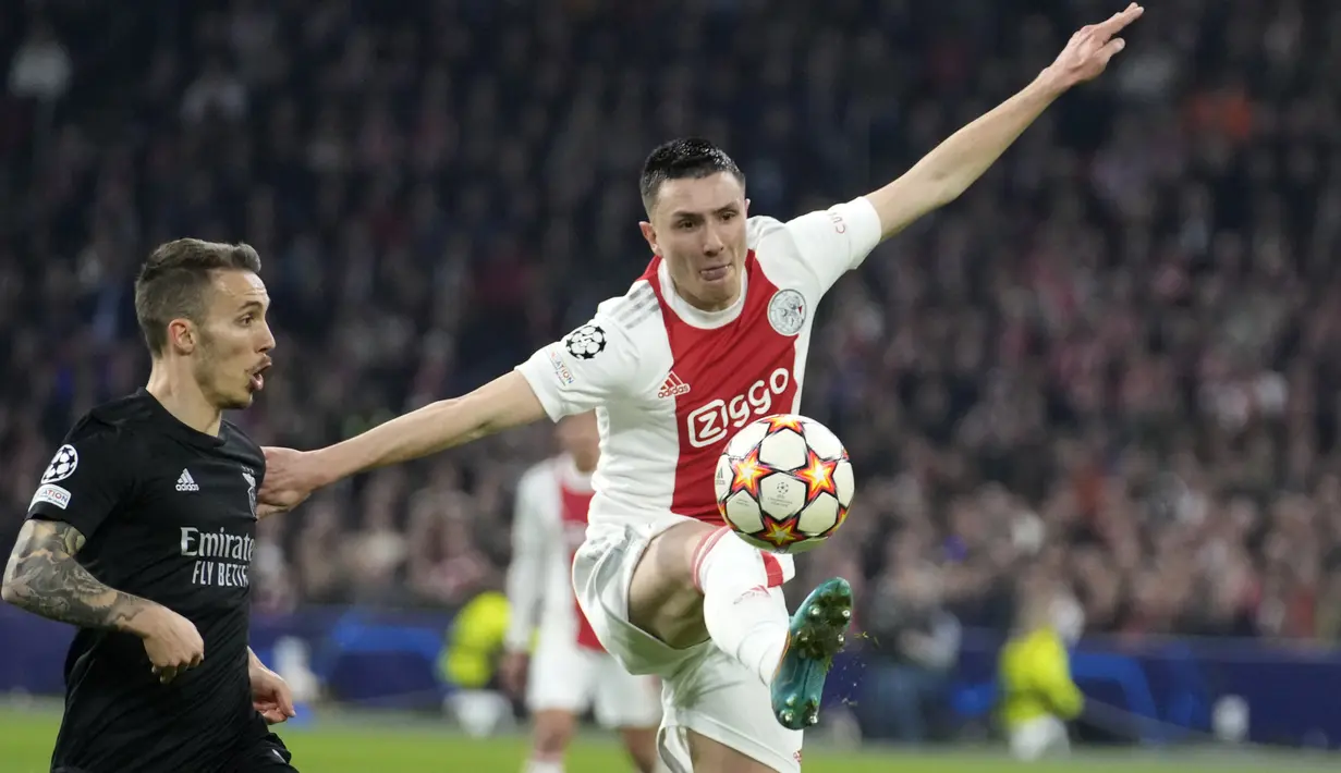 Penyerang Ajax, Steven Berghuis (kiri) mengontrol bola dari kawalan pemain Benfica, Everton pada pertandingan leg kedua babak 16 besar Liga Champions di Johan Cruyff ArenA di Amsterdam, Belanda, Rabu (16/3/2022). Benfica menang atas Ajax 1-0. (AP Photo/ Peter Dejong)