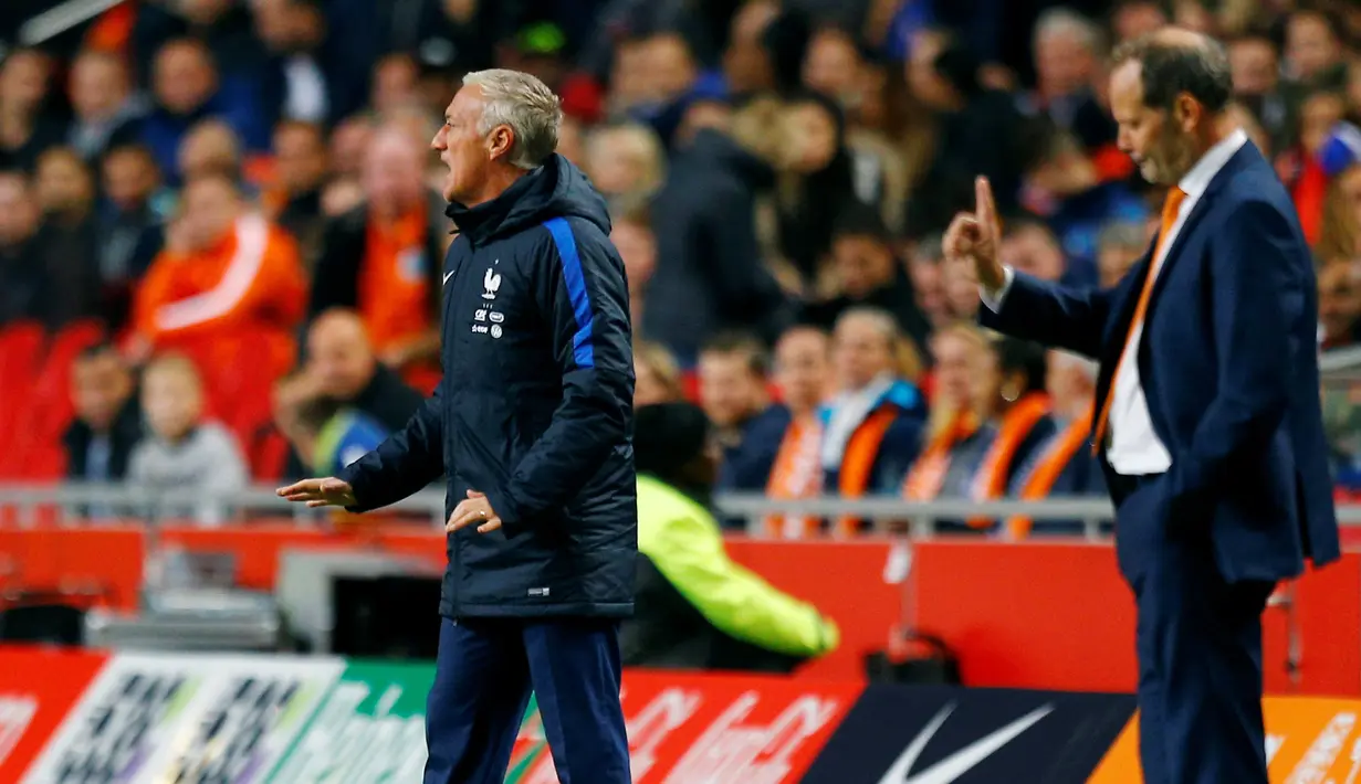 Pelatih Timnas Prancis Didier Deschamps dan pelatih Timnas Belanda Danny Blind memberikan instruksi kepada para pemainnya pada pertandingan kualifikasi Piala Dunia 2018 di stadion Arena di Amsterdam, Belanda, Senin (10/10). (REUTERS/Michael Kooren)