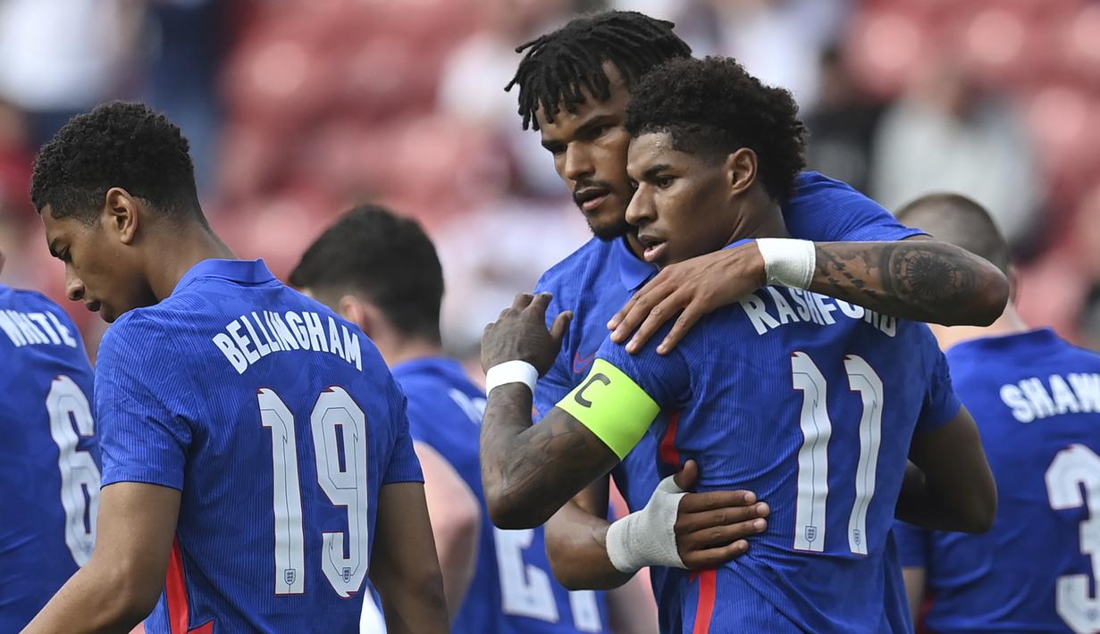 Striker Inggris, Marcus Rashford (kanan) bersama Tyron Mings merayakan gol yang dicetaknya ke gawang Rumania dalam laga uji coba menjelang berlangsungnya Euro 2020 di Riverside Stadium, Middlesbrough, Minggu (6/6/2021). Inggris menang 1-0 atas Rumania. (AP/Paul Ellis/Pool)