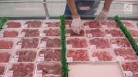 Pekerja tengah menata daging potong di salah satu pusat perbelanjaan di Jakarta, Rabu (15/5/2019). Badan Pusat Statistik (BPS) mencatat impor daging beku mengalami peningkatan 24,12 persen  selama bulan Ramadan. (Liputan6.com/ Angga Yuniar)