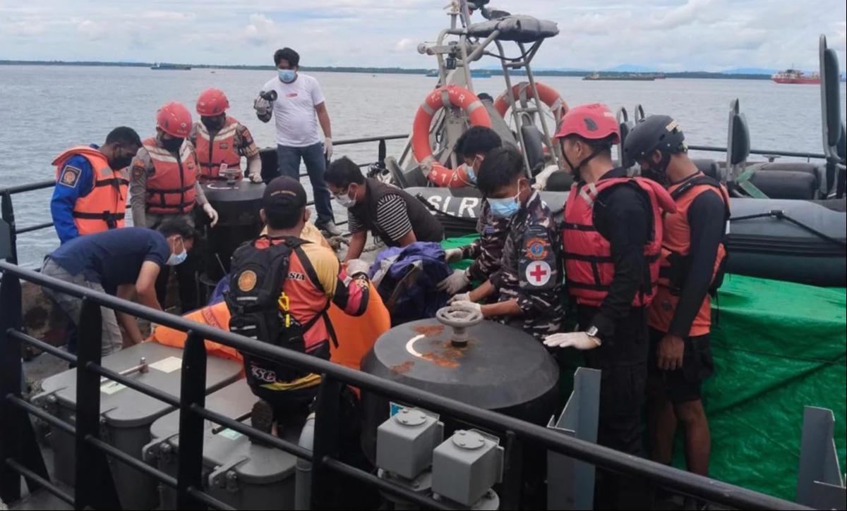 FOTO: KRI Selar-879 Evakuasi Jenazah di Teluk Balikpapan Saat Patroli Rutin