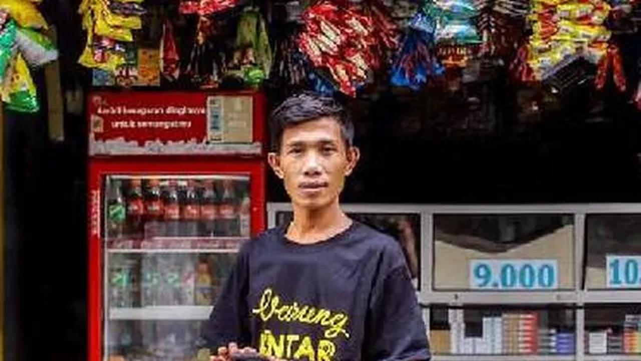 Lambat laun, ketika uang hasil berdagang keliling telah terkumpul, mereka beralih berjualan menggunakan kereta atau kuda.