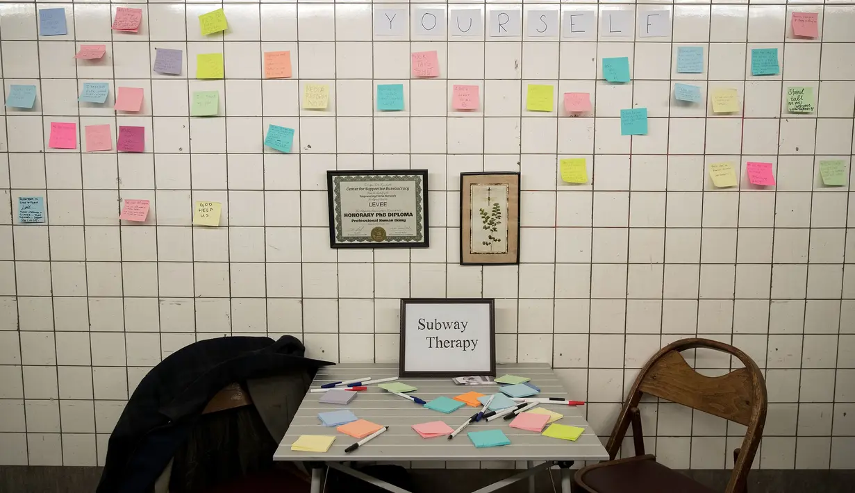 'Subway therapy' yang digagas seniman Matthew Chavez di dinding selasar menuju stasiun Union Square, New York, Kamis (10/11). Kegiatan ini menjadi semacam terapi bagi warga, khsuunya kaum komuter, yang ingin melepaskan emosi mereka. (DREW ANGERER/AFP)
