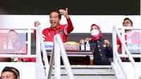 Tonton Timnas Indonesia Berlaga di Piala AFF 2022, Iriana Jokowi Pakai Jaket Sporty Mewah.&nbsp; foto: Instagram @jokowi