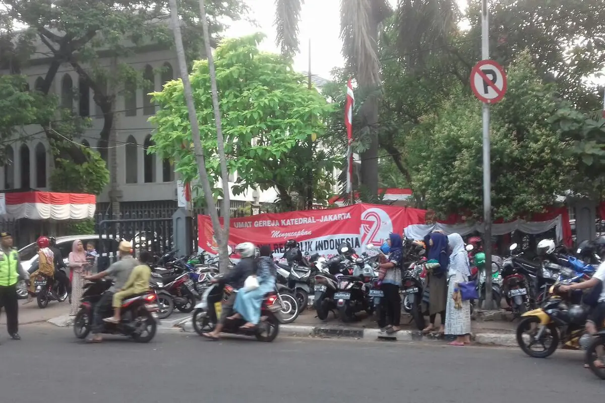 Pihak keamanan Gereja Katedral akhirnya membuka lebar pintu gerbangnya dan membiarkan pengendara motor untuk masuk ke dalam.