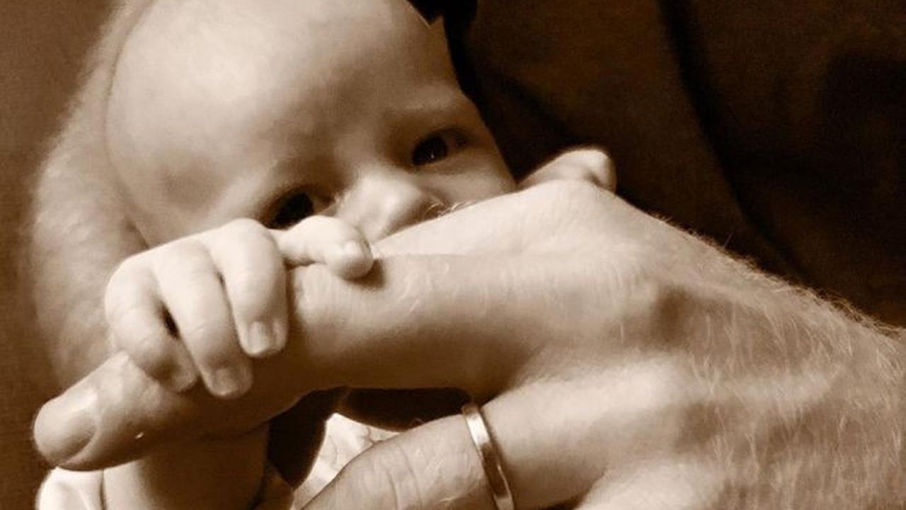 Archie Harrison Mountbatten-Windsor lahir pada 6 Mei 2019 dan berada di urutan ketujuh dari takhta Inggris (Instagram/@SussexRoyal)