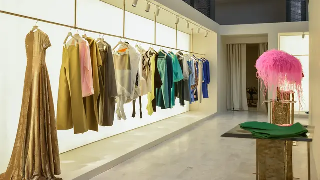 Valentino RIlis Koleksi Abaya Eksklusif untuk Perempuan Muslimah