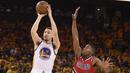 Golden State Warriors guard, Klay Thompson (11) melakukan tembakan saat berduel dengan pebasket Portland Trail Blazers forward, Maurice Harkless (4) pada laga NBA Playoffs di Oracle Arena, (12/5/2016) WIB. (Mandatory Credit: Kyle Terada-USA TODAY Sports)