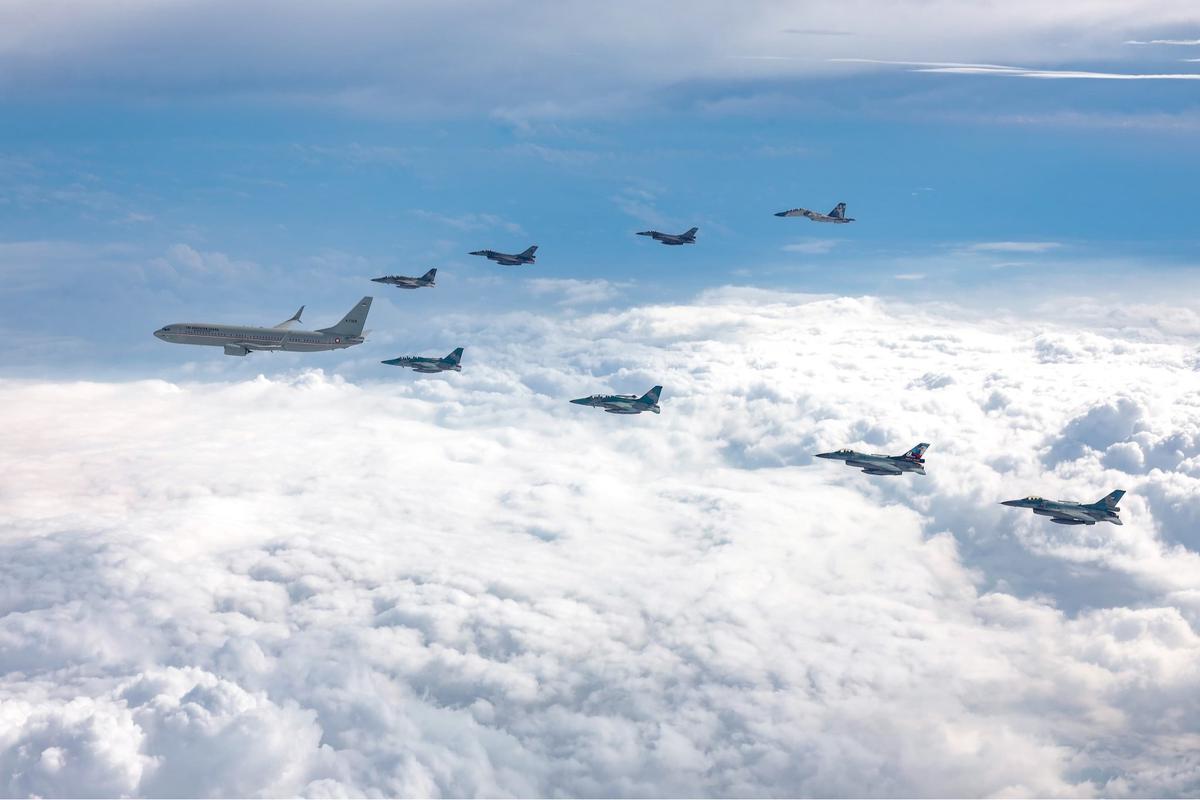 Pesawat tempur TNI AU kawal kepulangan Jokowi ke Solo
