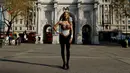 Model Playboy Club Bunny of the Year, Bunny Penny saat melakukan sesi pemotretan di London (6/4). Bunny Penny berpose dengan mengenakan korset cokelat yang menjadi tema dari telur paskah cokelat. (AP Photo/Matt Dunham)