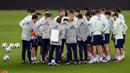 Pemain Timnas Spanyol mendengarkan arahan pelatih saat sesi latihan jelang menghadapi Jerman pada laga lanjutan Grup 4 UEFA Nations League di Stadion De La Cartuja, Selasa (17/11/2020). Spanyol akan berhadapan dengan Jerman. (AFP/Cristina Quicler)