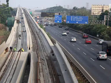 Penampakan proyek Light Rail Transit (LRT) Jabodebek di Jakarta, Minggu (12/8). Progres pembangunan proyek yang dimulai sejak 2015 tersebut sampai saat ini telah mencapai 41 persen. (Liputan6.com/Immanuel Antonius)
