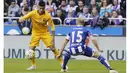 Pemain Barcelona, Neymar, mencoba melewati hadangan pemain Deportivo La Coruna, Laure Sanabria, pada lanjutan La Liga di Stadion Riazor, La Coruna, Kamis (21/4/2016) dini hari WIB. (Reuters/Miguel Vidal)