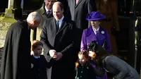 Pangeran George, Pangeran William, Puti Charlotte, dan Kate Middleton hendak pergoi setelah servis di Hari Natal yang dilangsungkan di Gereja St Mary Magdalene, Sandringham, Norfolk, 25 Desember 2019. (BEN STANSALL / AFP)