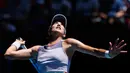 Petenis Spanyol, Garbine Muguruza saat melawan Anastasia Pavlyuchenkova dari Rusia pada perempat final kejuaraan tenis Australia Terbuka di Melbourne, Australia, Rabu (29/1/2020). (AP Photo/Andy Wong)