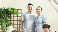 Nastusha, putri Glenn Alinskie dan Chelsea Olivia tampil menawan mengenakan cheongsam yang trendy. Cheongsam dengan lengan puffy warna biru pastel itu dipadukan dengan rok tutu warna pink. [@chelseaoliviaa]