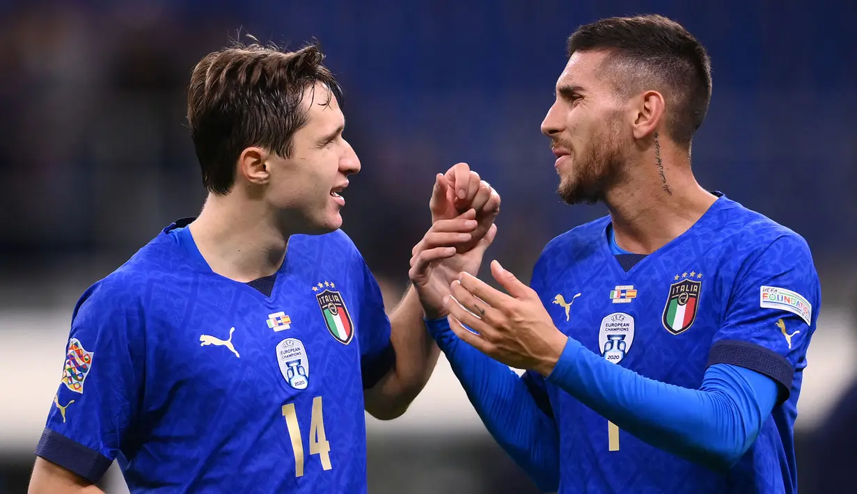 Baru di menit ke-83, Italia mampu memperkecil angka lewat gol yang dilesatkan oleh Lorenzo Pellegrini (kanan). Berawal dari Federico Chiesa (kiri) yang mampu mencuri bola dari lawan dan melakukan solo run, sebelum akhirnya memberikan umpan terukur ke Pellegrini. (AFP/Franck Fife)