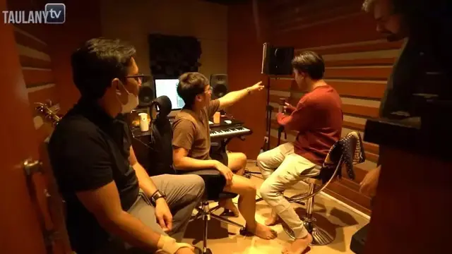 Potret ruang kerja Rizky Febian (Sumber: YouTube/Taulany TV)