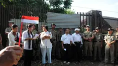 Jemaat GKI Yasmin Bogor gagal melakukan ibadah di Gereja Kristen Indonesia, Bogor (25/12/2014). (Liputan6.com/Herman Zakharia)