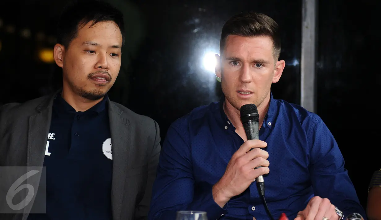 Shane Smeltz (kanan) memberi keterangan usai penandatangan kontrak dengan PBFC di Jakarta, Selasa (11/4). Shane Smeltz berstatus marquee player dan diikat kontrak oleh PBFC selama semusim. (Liputan6.com/Helmi Fithriansyah)