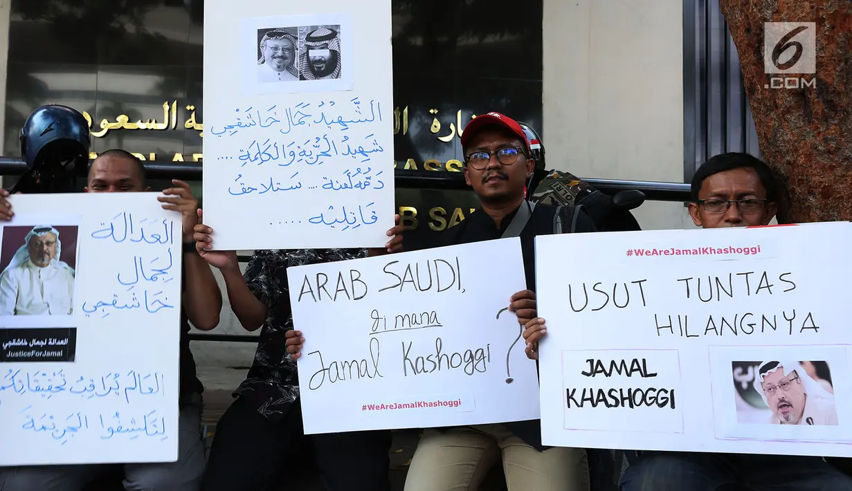 Sejumlah Jurnalis Freelance Indonesia berunjuk rasa hilangnya Jamal Khashoggi di depan Kedutaan Besar Arab Saudi, Jakarta, Jumat (19/10). Aksi simpati ini mengecam dugaan pembunuhan terhadap jurnalis Arab Saudi Jamal Khashoggi. (Merdeka.com/Imam Buhori)