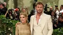 Elsa Pataky gebrak Met Gala 2024 dengan gaun gold shimmer transparan dari Tom Ford. Siluet gaun yang aman justru menampilkan pesona menawan istri Chris Hemsworth itu. [@tomford]