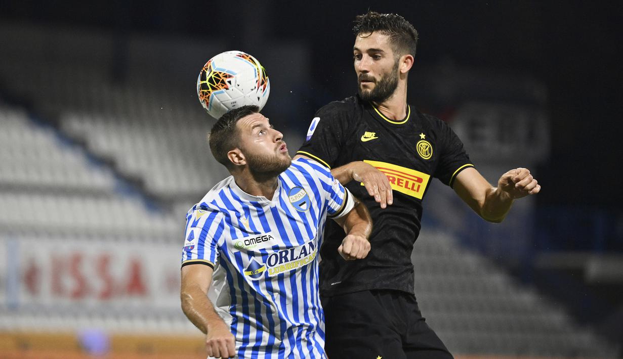 Gelandang Inter Milan, Roberto Gagliardini, berebut bola dengan pemain SPAL pada laga lanjutan Serie A pekan ke-33 di Stadio Paolo Mazza, Jumat (17/7/2020) dini hari WIB. Inter Milan menang 4-0 atas SPAL. (Massimo Paolone/LaPresse via AP)