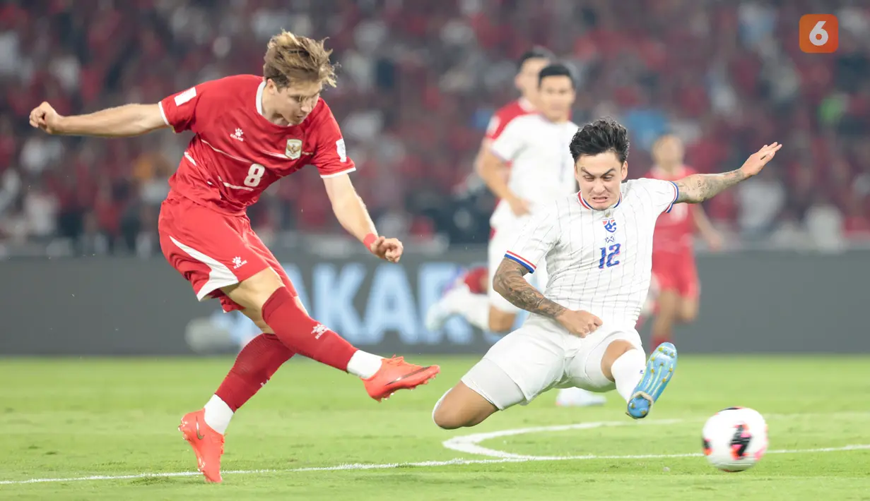 Pemain Timnas Indonesia Luke Vickery melepaskan tendangan keras ke arah gawang Thailand pada laga final FIFA ASEAN Cup 2026 di Stadion Utama Gelora Bung Karno (SUGBK), Jakarta, Minggu (5/10/2026). (KLY/Budy Santoso)