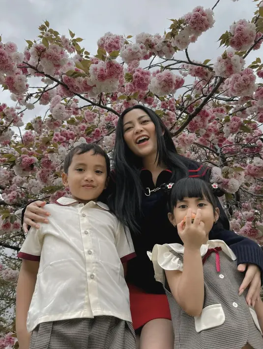 Bergaya ala Jepang, Rachel tampak begitu playful. [Foto: instagram/ Rachelvennya]