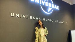lagu Tak Ingin Usai dari Keisya Levronka juga mendapat sebuah plakat atas pencapaian single-nya di Malaysia. (instagram.com/levihavron)