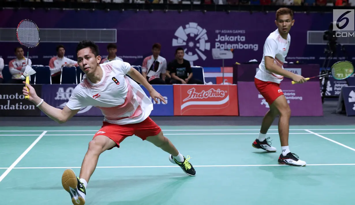 Ganda putra Indonesia, Fajar Alfian/Muhammad Rian Ardianto mengembalikan kok ke arah pemain China Zhang Nan/Liu Cheng pada final Beregu Putra Asian Games 2018 di Istora Kompleks GBK, Rabu (22/8). Indonesia kalah 1-3. (Liputan6.com/Helmi Fithriansyah)