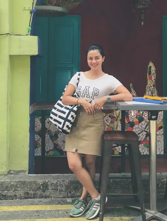 Di sela-sela kesibukannya, wanita berusia 29 tahun ini sering menghabiskan waktu bersama teman-temannya. Ia juga menjajal olah raga lain seperti golf dan menembak. (Liputan6.com/IG/@delliedinda)