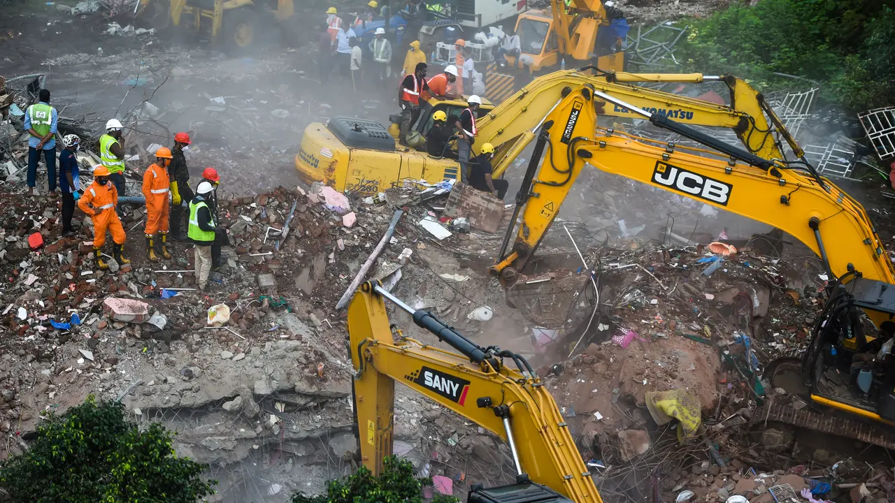 Pencarian Korban Runtuhnya Apartemen Lima Lantai di India
