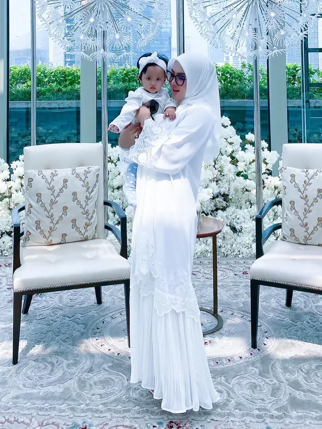 Pilihan Syahrini dengan Dress Warna Putih yang Elegan