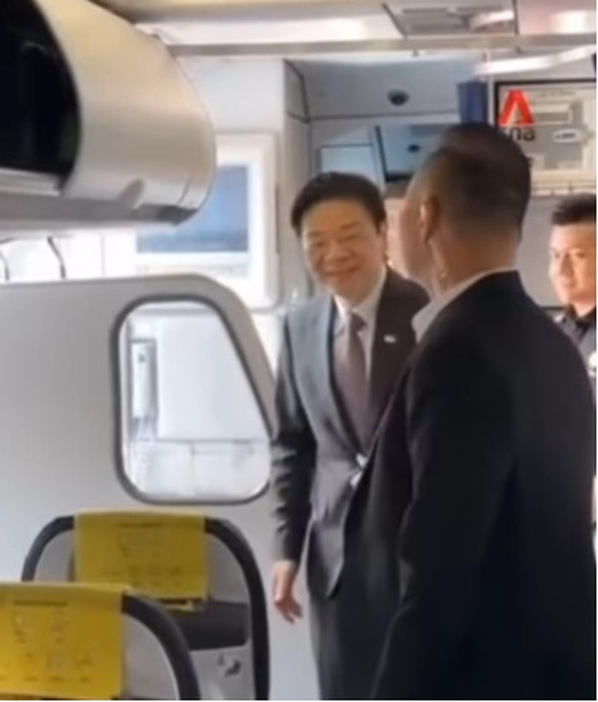 PM Singapura Naik Pesawat Ekonomi