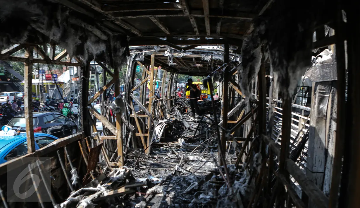 Seluruh bagian bus gandeng berwarna abu-abu itu habis terbakar dan tinggal kerangka. Bus gandeng Transjakarta koridor V Ancol - Kampung Melayu tersebut terbakar sekitar pukul 08.30 WIB dan tidak menelan korban jiwa. (Liputan6.com/Faizal Fanani)