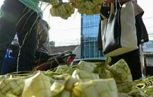 Berkah Lebaran, pedagang kulit ketupat di Palmerah panen rezeki