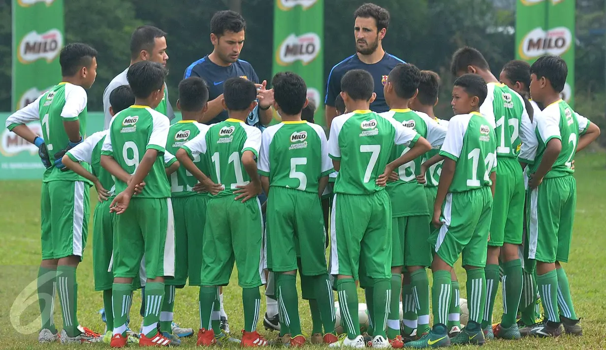 Tim pelatih dari FC Barcelona saat memberikan materi pelatihan sepak bola di International Sport Club of Indonesia, Tangerang Selatan, Jumat (21/4). Peserta adalah hasil seleksi dari Milo Football Championship 2017. (Liputan6.com/Helmi Afandi)