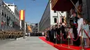 Raja Spanyol, Filipe VI bersama Rat Letizia menerima penghormatan militer di luar gedung kongres usai upacara pengambilan sumpah jabatan, Madrid, (19/6/2014). (REUTERS/Sergio Barrenechea)