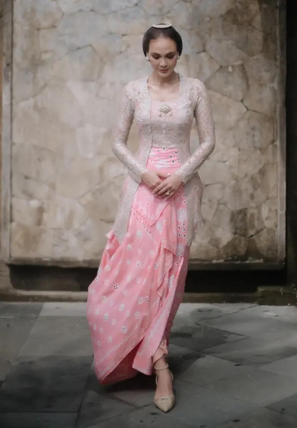 Kebaya pilihan Luna Maya di hari pernikahan. [@lunamaya]