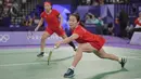 <p>Pemain ganda putri China, Jia Yifan berusaha mengembalikan bola smes saat menghadapi wakil Indonesia, Apriyani Rahayu/Siti Fadia Silva Ramadhanti pada laga kedua Grup A nomor ganda putri cabor bulu tangkis Olimpiade Paris 2024 di Porte de la Chapelle Arena, Prancis, Minggu (28/7/2024). (AP Photo/Dita Alangkara)</p>