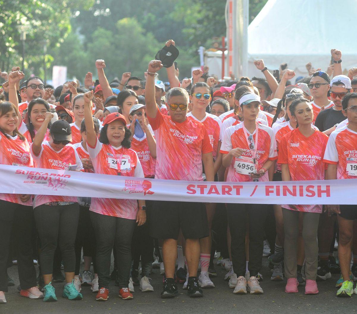 Sekjen PDIP Hasto Kristiyanto (tengah) berdiri di garis start saat mengikuti Soekarno Run  di Parkir Timur Senayan, Gelora Bung Karno (GBK), Senayan, Jakarta, Minggu (30/06/2024).&nbsp;Lomba lari bertajuk Soekarno Run merupakan rangkaian kegiatan puncak p