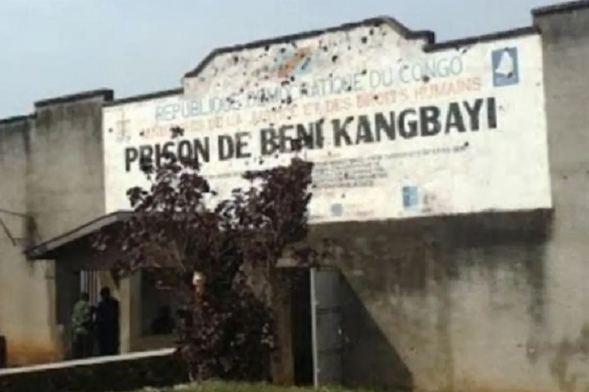 Penjara Kangwayi di kota Beni Kongo mengalami serangan dari sekelompok orang yang belum diketahui identitasnya. 11 orang tewas dan 900 narapidana kabur akibat kejadian tersebut (PressTV)