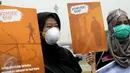 Massa dari Aksi Cepat Tanggap (ACT) mengusung sejumlah poster saat aksi menolak asap di Patung Kuda, Jakarta, Senin (26/10). Aksi itu menuntut elemen masyarakat agar terlibat langsung dalam upaya penuntasan masalah asap. (Liputan6.com/Faizal Fanani)
