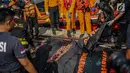 Sejumlah kantung jenazah terkait jatuhnya pesawat Lion Air JT 610 tiba di Posko Evakuasi, Tanjung Priok, Jakarta, Senin (29/10). Pesawat teregistrasi dengan PK-LQP dan berjenis Boeing 737 MAX 8. (Liputan6.com/Faizal Fanani)