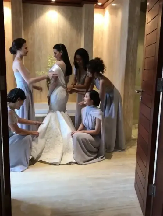 Baik Sammy maupun Vivi, tidak mengundang banyak tamu pada hari bahagianya. Keduanya hanya menyebar 150 undangan, agar pernikahan yang sakral itu bisa berjalan khidmat. Resepsi pernikahan dilanjutkan malam harinya ditempat sama. (Instagram/@bubahalfian)