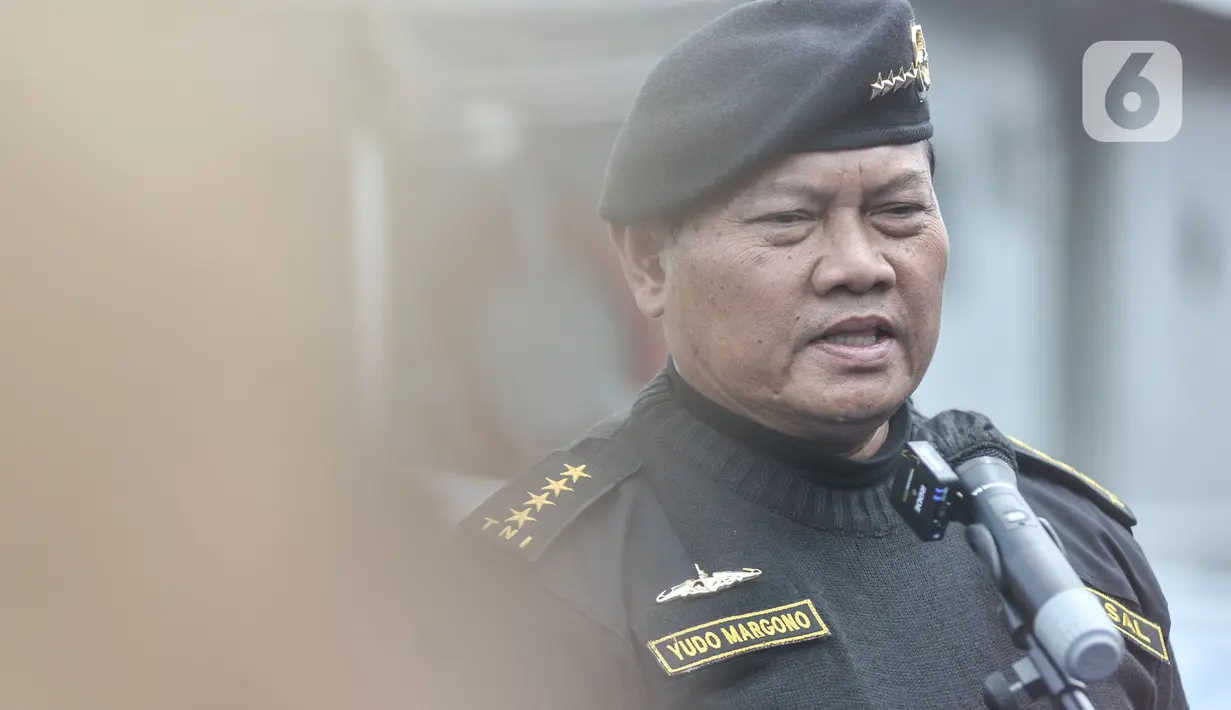 Kepala Staf Angkatan Laut (Kasal) Laksamana TNI Yudo Margono memberikan keterangan usai penyematan brevet Hiu Kencana di Dermaga 100, Tanjung Priok, Jakarta Utara, Senin (28/11/2022). Kasal Laksamana TNI Yudo Margono menyematkan brevet Hiu Kencana kepada tujuh pejabat negara sebagai bentuk penghormatan dan penghargaan atas jasa serta pengorbanan khususnya kejayaan TNI Angkatan Laut dalam berpartisipasi demi kemajuan pengembangan kapal selam, baik secara langsung maupun tidak langsung. (merdeka.com/Iqbal S Nugroho)