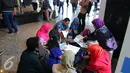 Sejumlah orang saat berada di kantor pusat Direktorat Jenderal Pajak untuk mengikuti program tax amnesty, Jakarta, Jumat (30/9). Hari terakhir ‎program tax amnesty banyak masyarakat memadati kantor pajak. (Liputan6.com/Angga Yuniar)