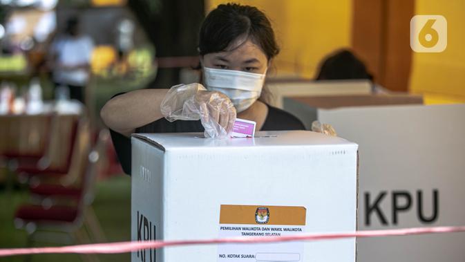 Warga memasukkan surat suara di Tempat Pemungutan Suara (TPS) 69 Pisangan, Ciputat, Tangerang Selatan, Rabu (9/12/2020). Protokol kesehatan dipraktikkan cukup ketat di TPS untuk Pilkada Kota Tangerang Selatan (Tangsel) untuk menghindari penularan COVID-19. (Liputan6.com/Faizal Fanani)